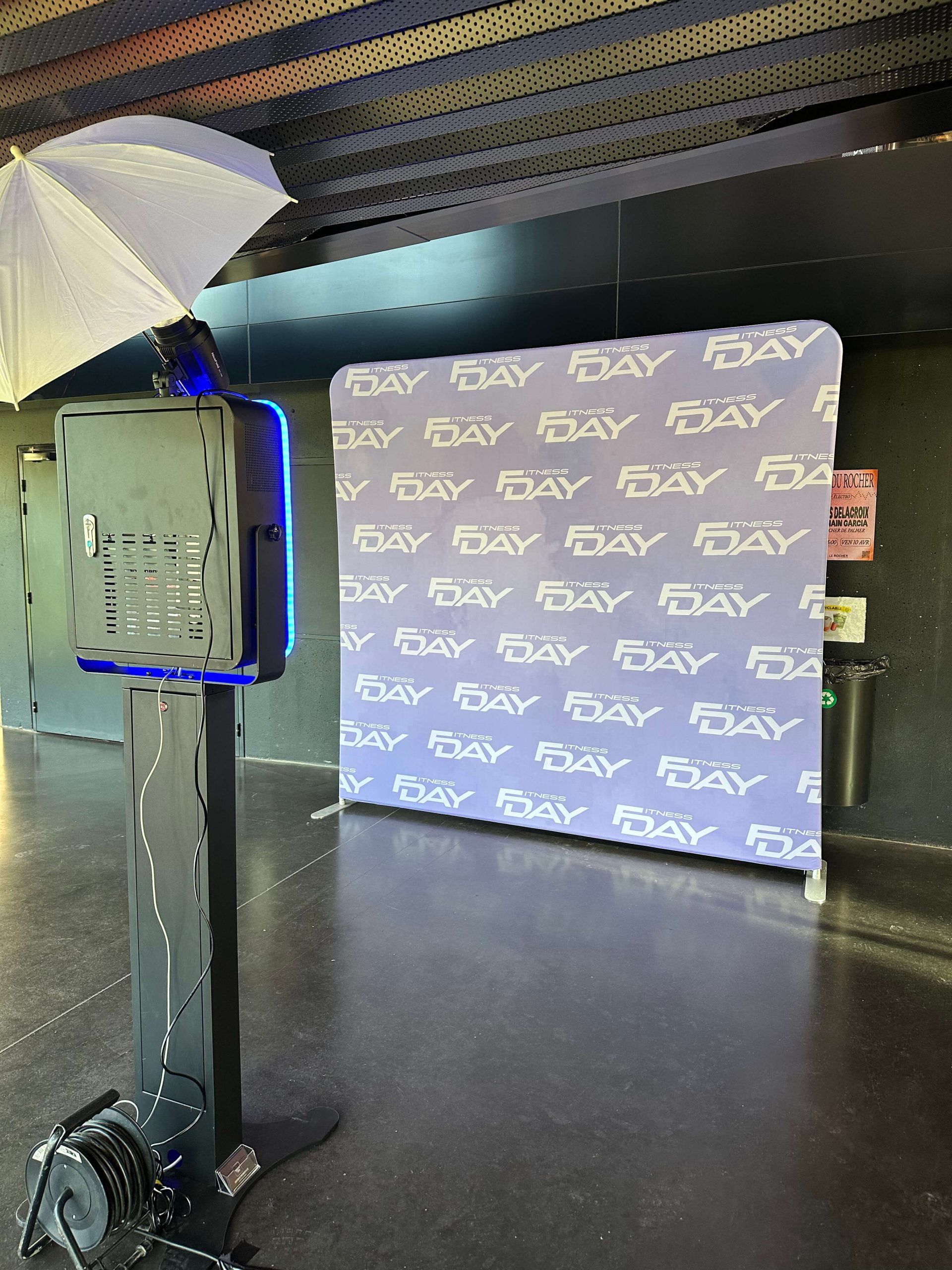 Classic Photobooth photocall événement professionnel Rocher Palmer Cenon — Happy Time Bordeaux